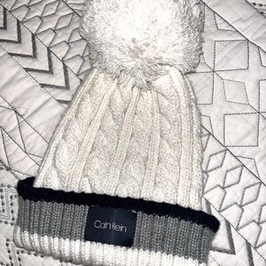 FREE SHIPPING + BRAND NEW CALVIN KLEIN- WHITE, QUILTED, WHITE BEANIE W/ PUFF 🤍